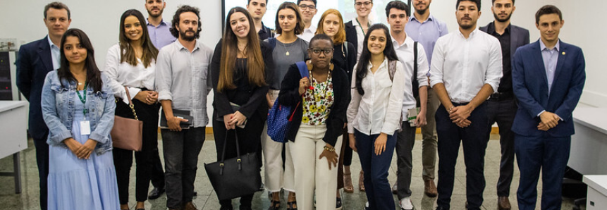 CNA recebe estudantes da FGV