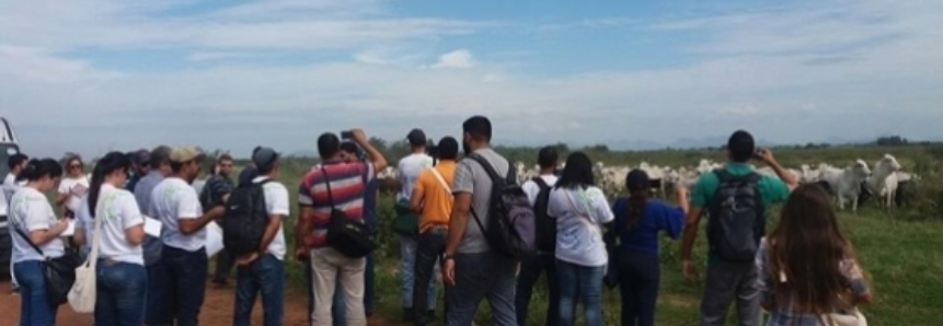 Estudantes do Curso Técnico em Agronegócio têm aula prática sobre pecuária de corte e produção de cachaça