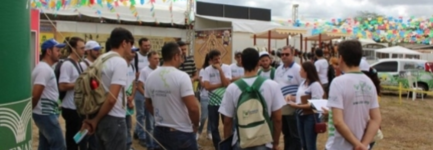 Alunos do curso Técnico em Agronegócio tem aula prática durante a Expapi