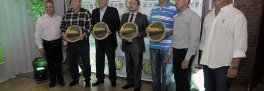 Sindicato Rural de Carazinho presta homenagem à FARSUL