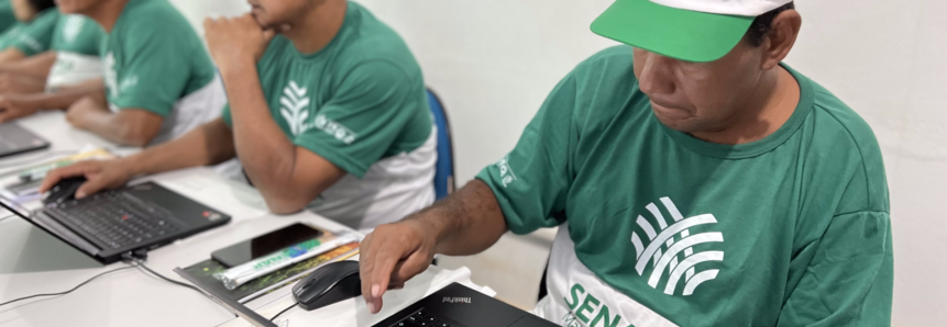 Moradores de comunidade rural aprendem noções de informática