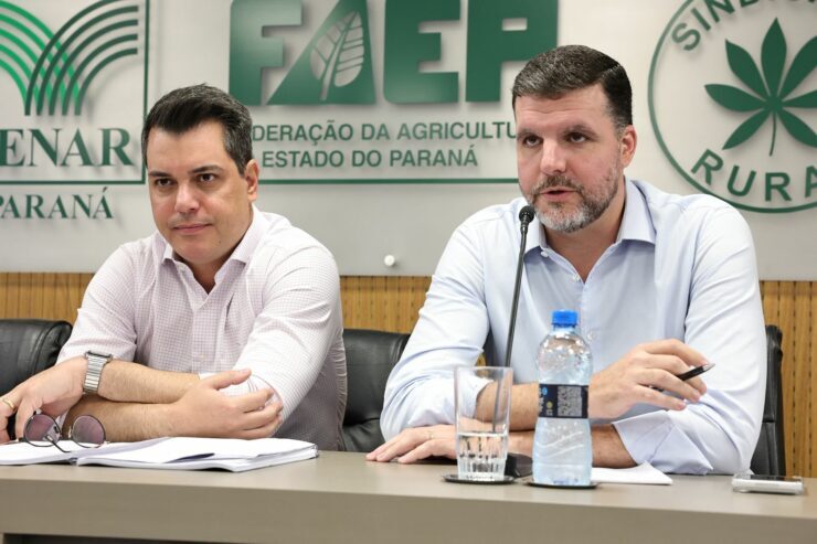Deputado Federal e presidente da Frente Parlamentar da Agropecuária (FPA), Pedro Lupion (à direita)