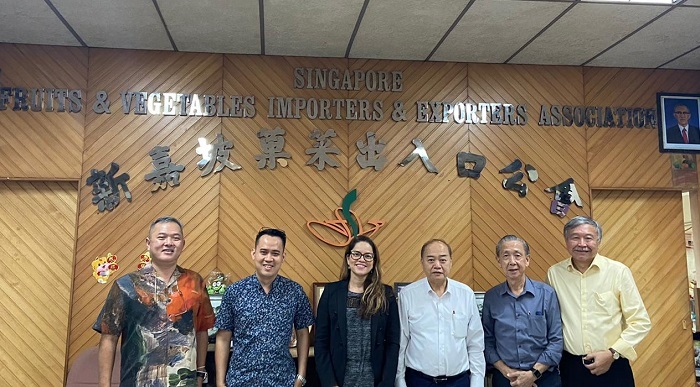 Sueme Mori com os representantes da Associação de Importadores e Exportadores de Frutas e Vegetais de Singapura