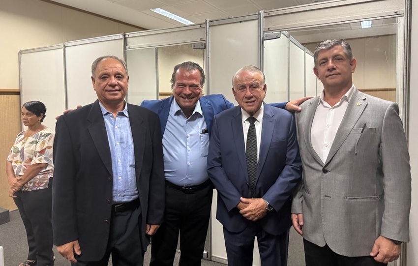 Daniel Carrara (à direita) com outros participantes do evento, os presidentes das Federações de Agricultura e Pecuária de São Paulo (Faesp), Tirso Meireles, e de Alagoas (Faeal), Álvaro de Almeida.