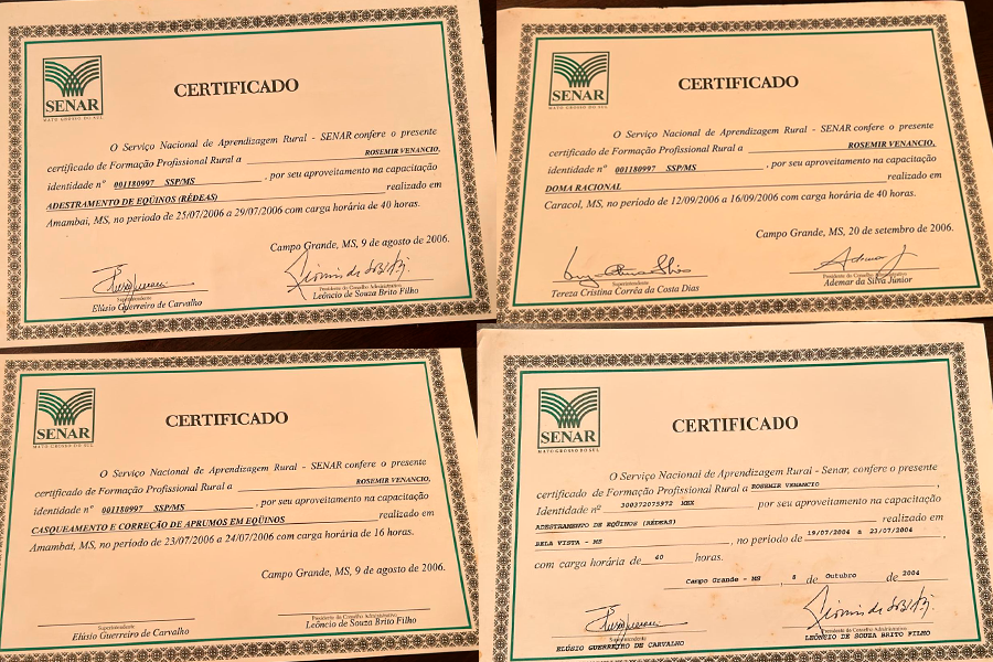 Venâncio guarda com carinho os certificados dos cursos que fez no Senar/MS (Arquivo pessoal)