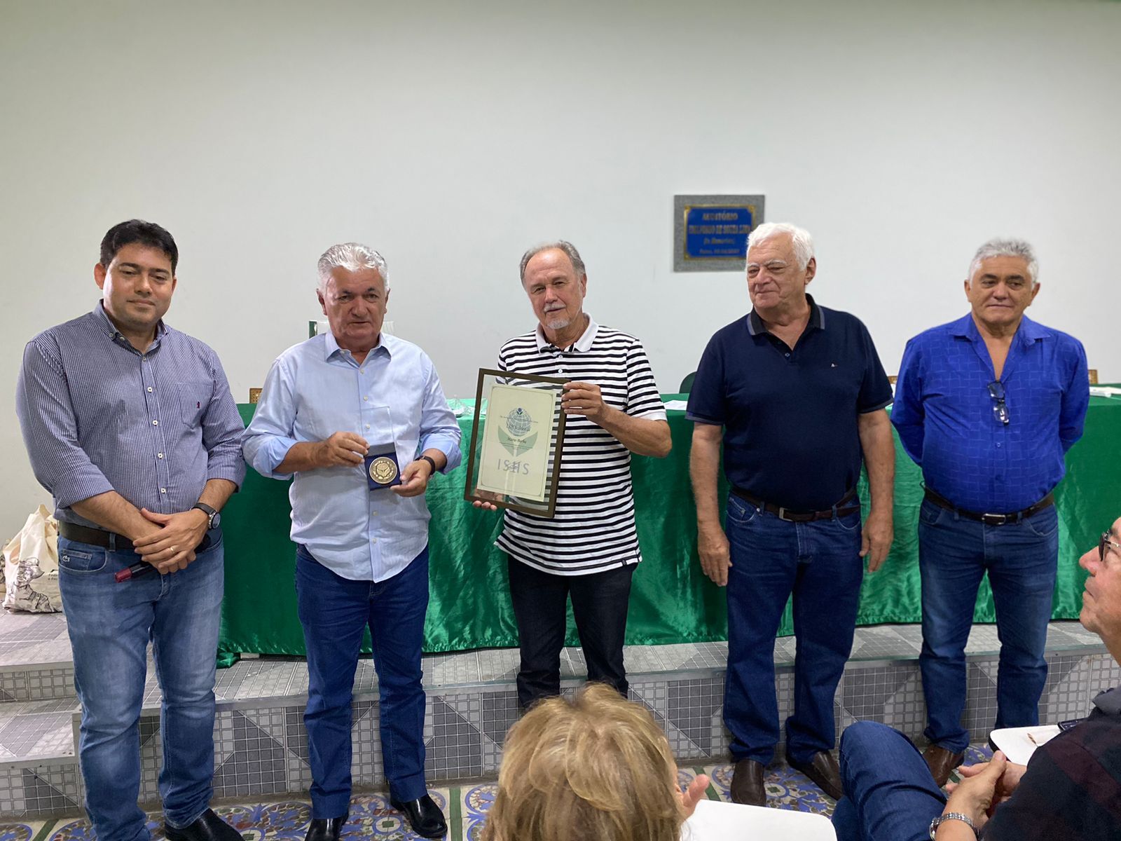 Diretoria entrega medalha ishs