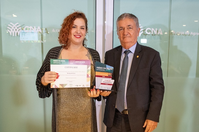 Paula Becker, filha de Ondina, recebe premiação do vice-presidente da CNA, Mário Borba