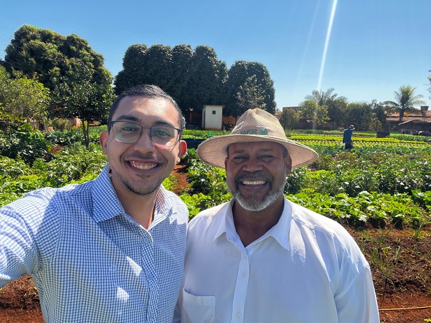 Isaque com o pai, Ananias Araújo, na propriedade da família.