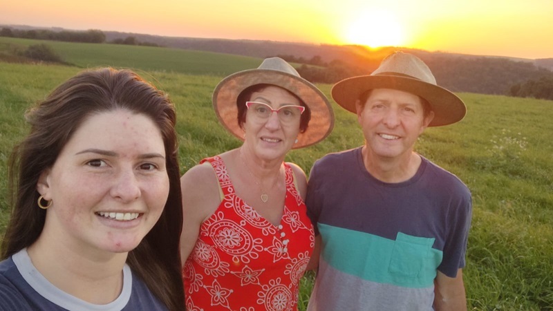 Larissa com os pais Dilamar e Marilin Zambiasi.