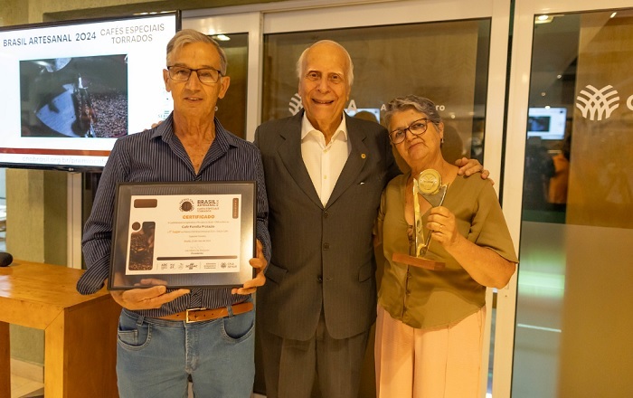 Os produtores Manoel Protazio de Abreu e Maria Joana e ao centro o vice-presidente da CNA, Júlio da Silva Rocha