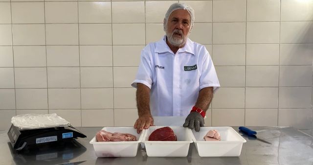 Professor Alencar durante aula de embutidos e defumados.