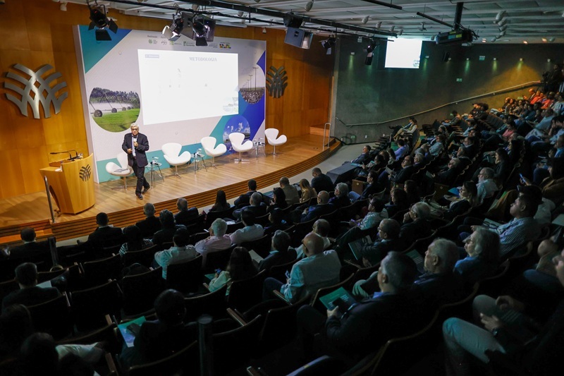 Professor Afonso Santos dá detalhes sobre a elaboração do estudo.