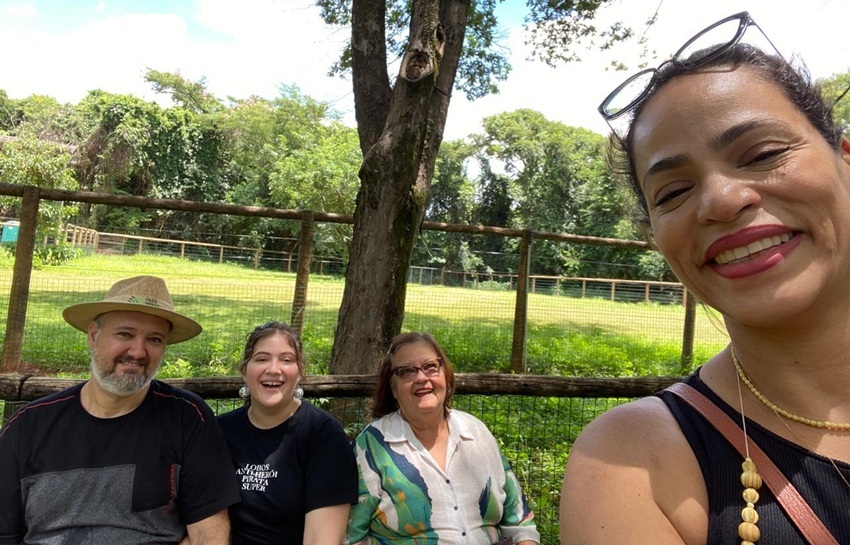 Vinicius com a mãe Maria da Penha, a esposa Lidiane, e a filha Mariane.