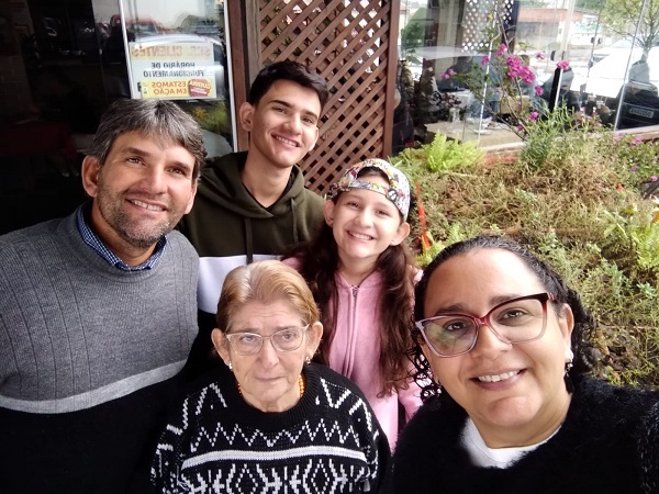 O técnico de campo com a família.